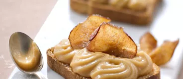 Tartine au caramel beurre salé et chips de pomme avec Heudebert®