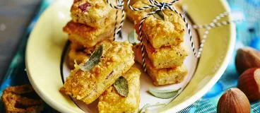 Financiers à la sauge, poudre de noisette et magret de canard fumé