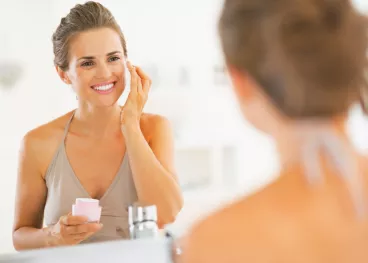 Le démaquillage, étape clé pour obtenir un teint parfait.
