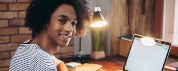 Un ado révise dans sa chambre