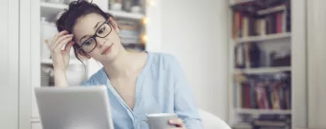 Une étudiante révise dans sa chambre