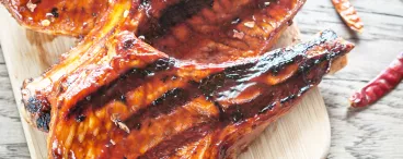 Côtelettes de porc marinées au Ketchup Amora ®, brochettes de légumes