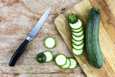 Le panier du mois d’Annelyse : la courgette Des courgettes sur une planche à découper