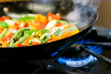 Recettes sur le feu à base de légumes dégageant un délicieux fumé