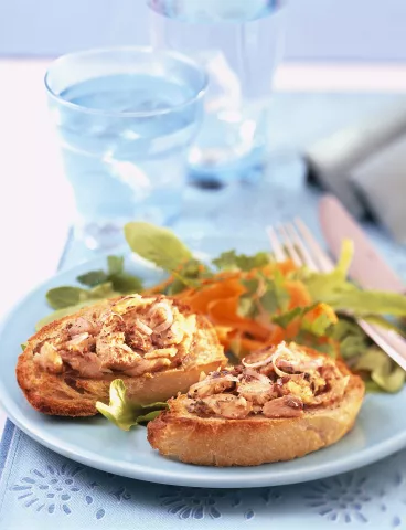 Tartine de thon à la tomate