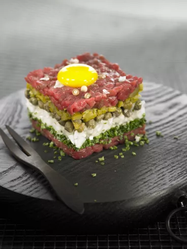 Tartare de veau aux Cornichons Maille®, câpres et oignons
