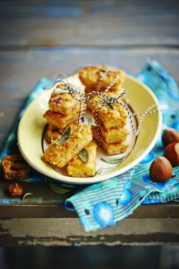 Financiers à la sauge, poudre de noisette et magret de canard fumé