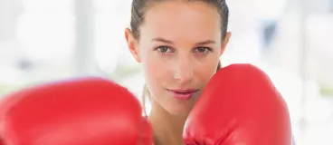 Jeune_femme_determinee_portant_des_gants_de_boxe
