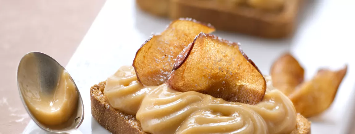 Tartine au caramel beurre salé et chips de pomme avec Heudebert®