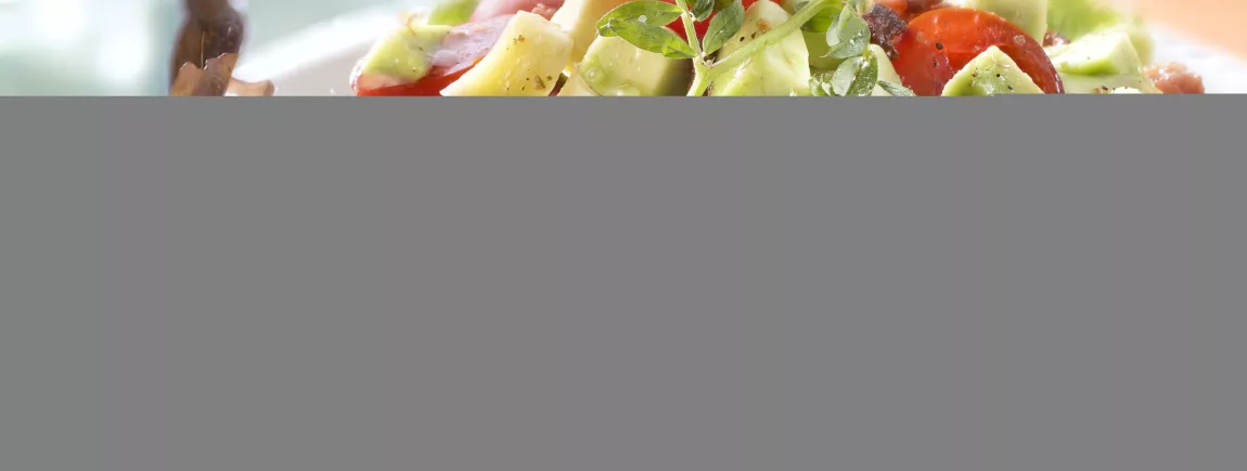 Salade d'avocats et lardons avec Maille®